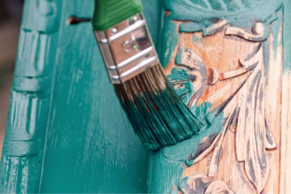 pintor de muebles de madera